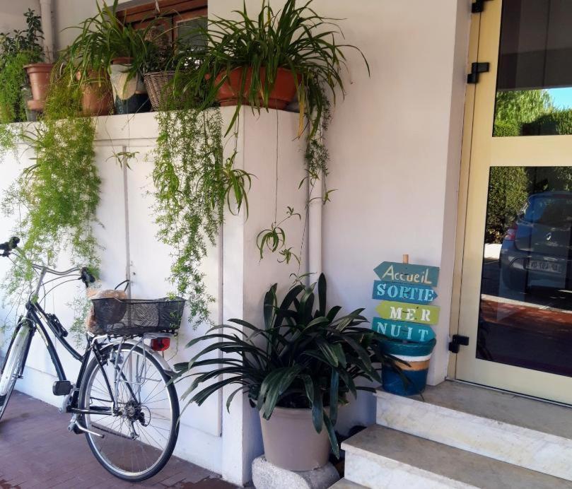 Hôtel Brasilia- Esprit Vintage Cagnes-sur-Mer Exterior foto